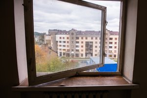 Panevėžyje iš penkto aukšto iškrito ir žuvo moteris