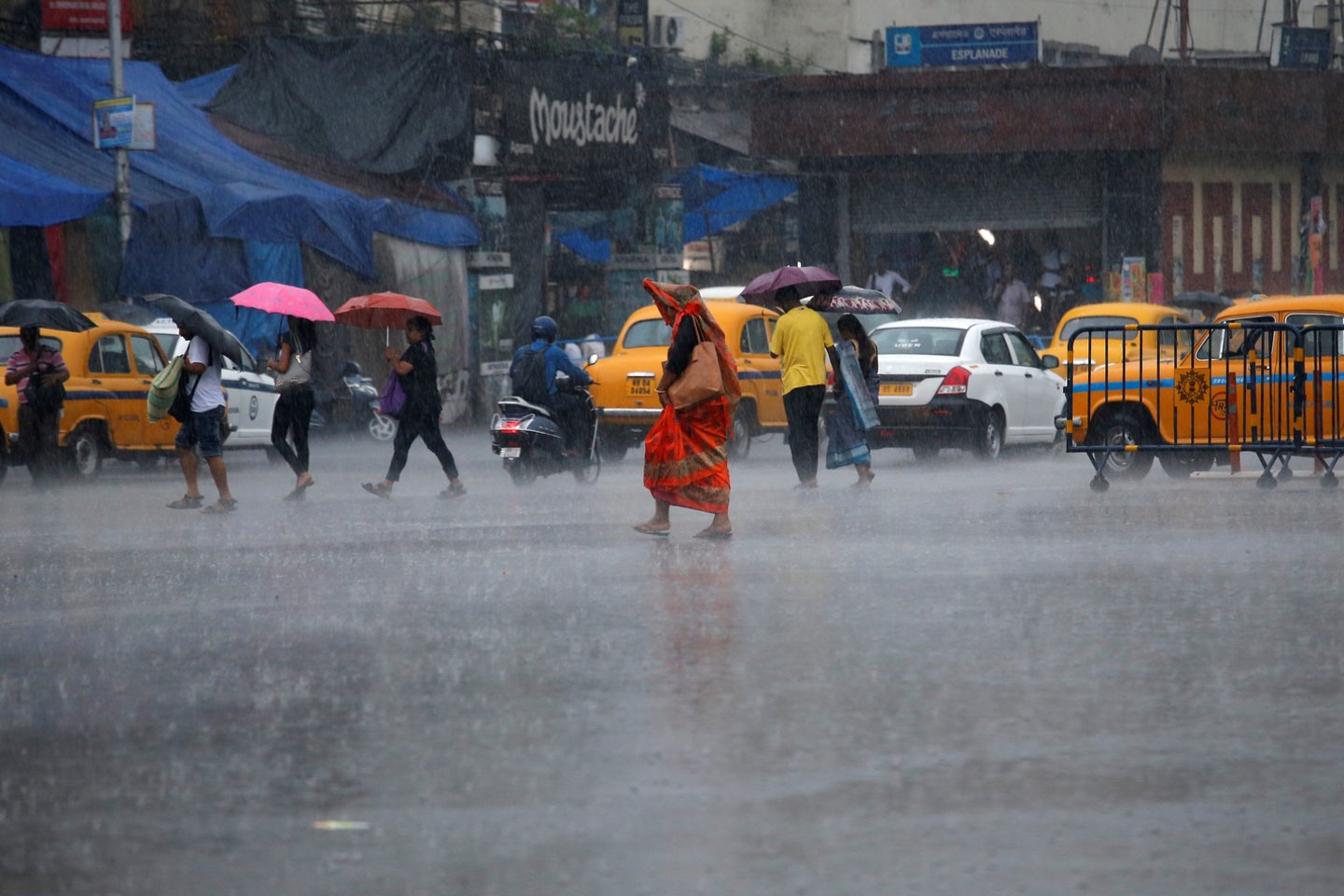  Rytų Indijoje siaučiantis ciklonas „Fani“, nešantis vėją, kurio gūsių greitis siekia 200 km per val., penktadienį nusinešė dvi gyvybes, pranešė vienas pareigūnas.<br> Reuters/Scanpix nuotr.