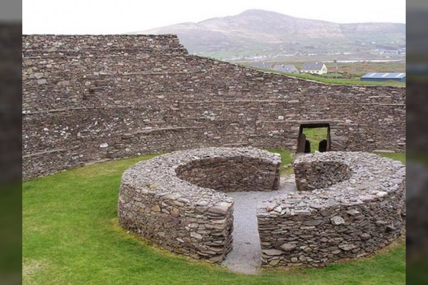  Airių žiedo formos fortai supo senovines gyvenvietes, kurios dar buvo apsuptos pylimais ir grioviais.<br> Francis Bijl nuotr.