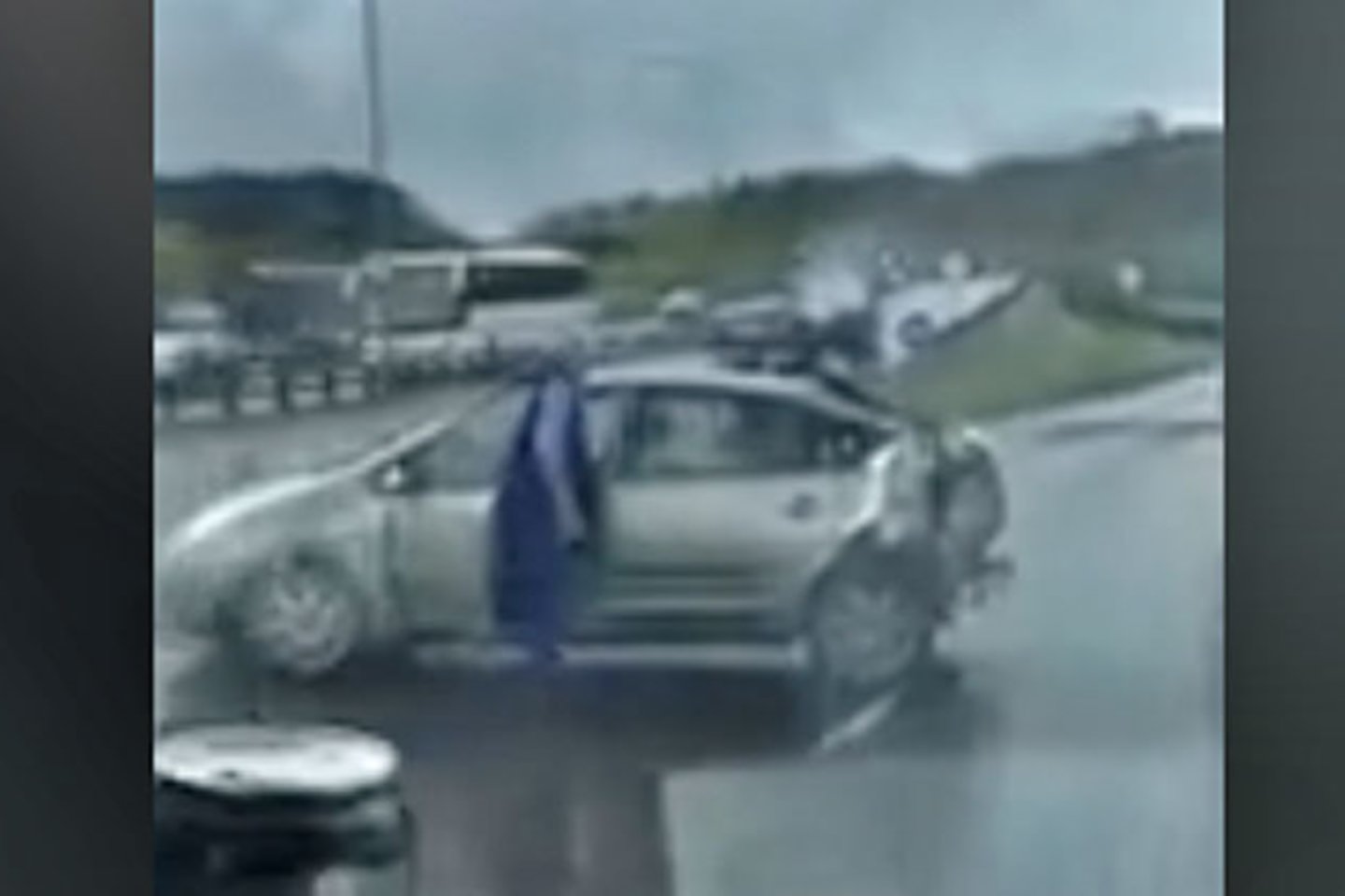 Vilniuje autobusas taranavo taksi automobilį, nukentėjo taksi vairuotojas.<br> Stop kadras Facebook/Reidas Vilniuje II/Saimono P. filmuotos medžiagos
