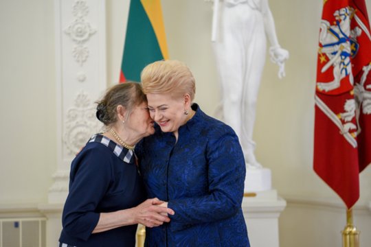 Dalia Grybauskaitė apdovanojo daugiavaikes mamas