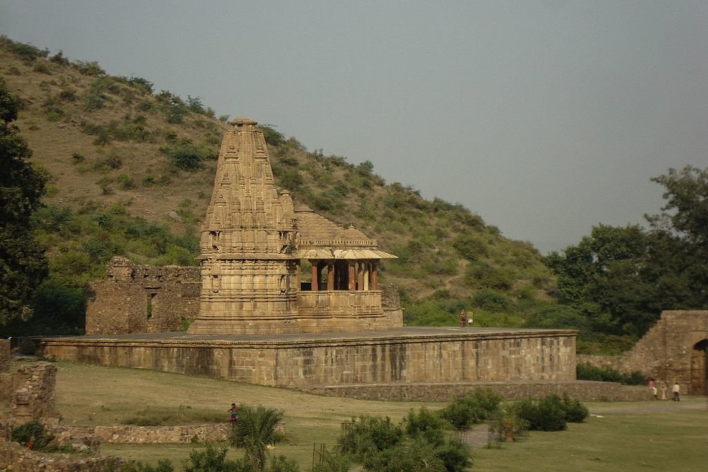  Bhangarho reputacija kyla iš dviejų senų legendų – jos abi yra susijusios su prakeiksmais. <br> Wikimedia commons