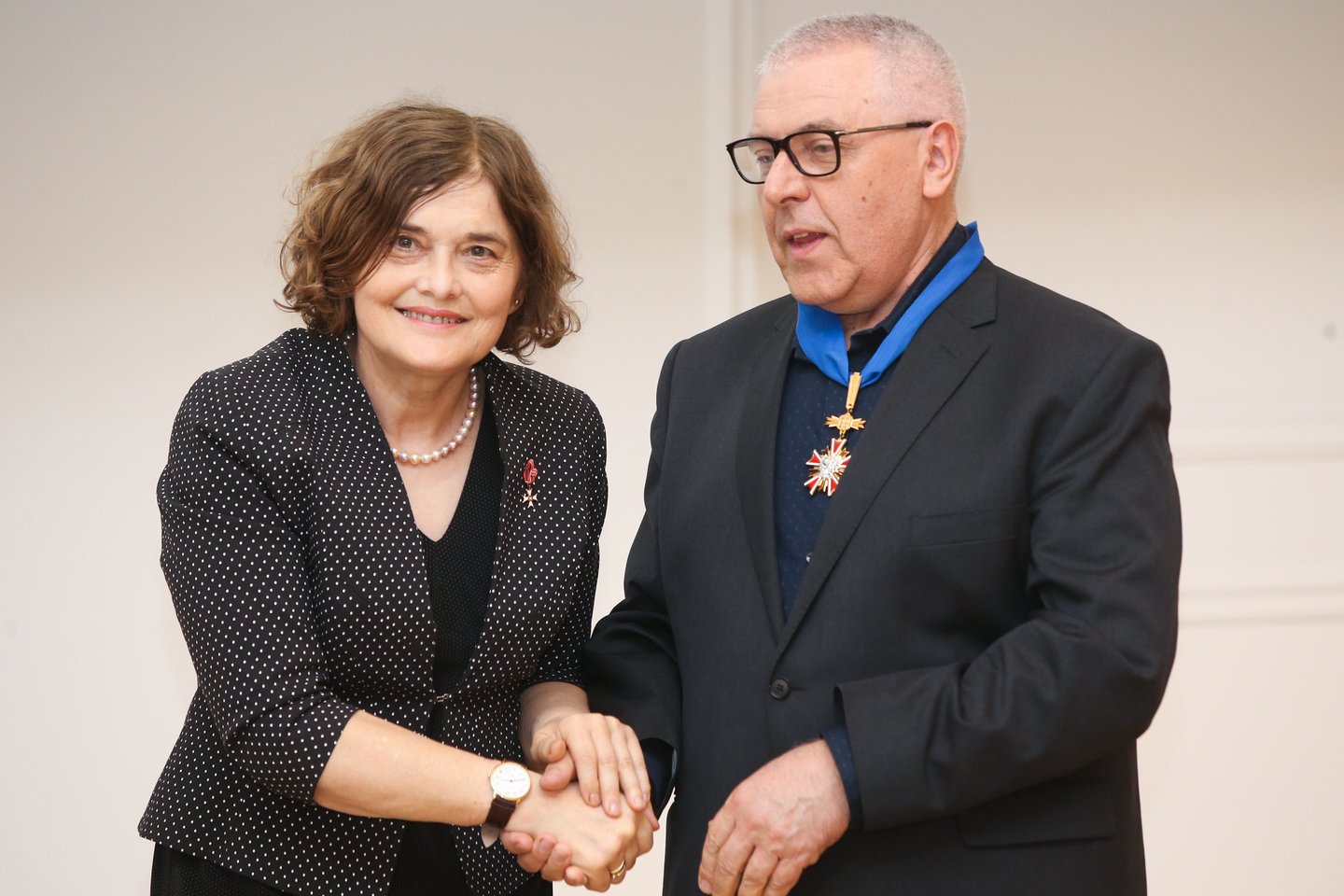   Ambasadorė U.Doroszewska sveikina Eudrigevičių.<br> R.Danisevičiaus nuotr.