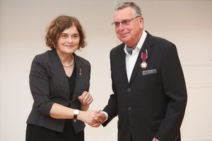 Būrys lietuvių kultūrininkų pasipuošė aukštais Lenkijos apdovanojimais