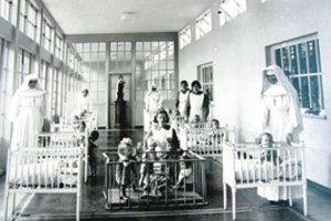 Šeimų atstumtas nėščias merginas vienuolės vertė pereiti pragarą