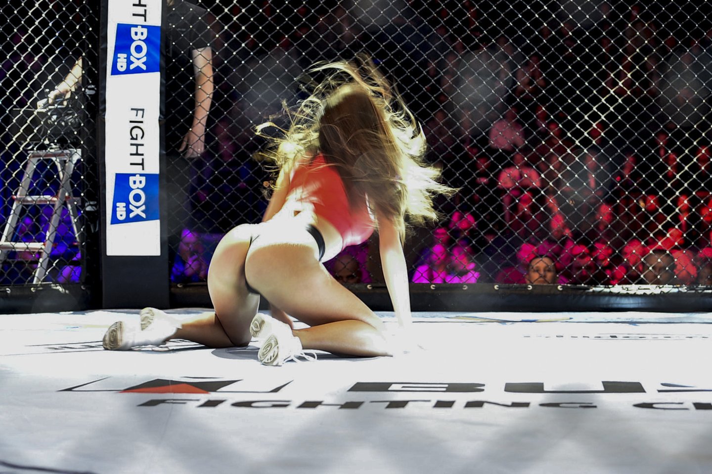 „Bushido Angels“ merginos kaitino aistras „Siemens“ arenoje per MMA turnyrą<br> V.Ščiavinsko nuotr.