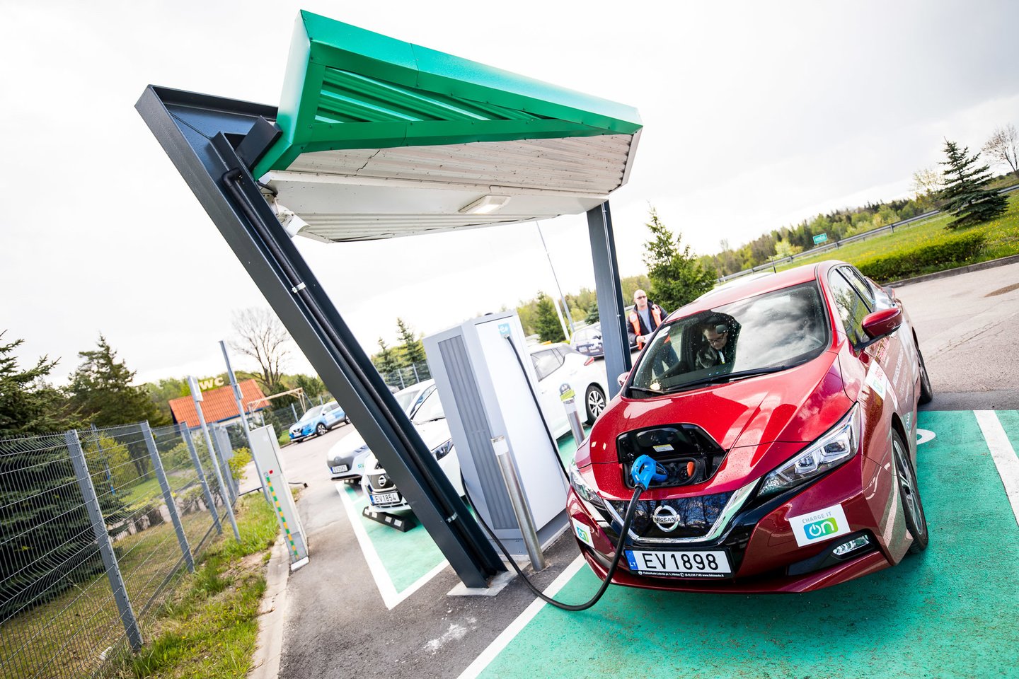 Elektromobilių lenktynių akimirkos. <br> Andriaus Lauciaus nuotr.