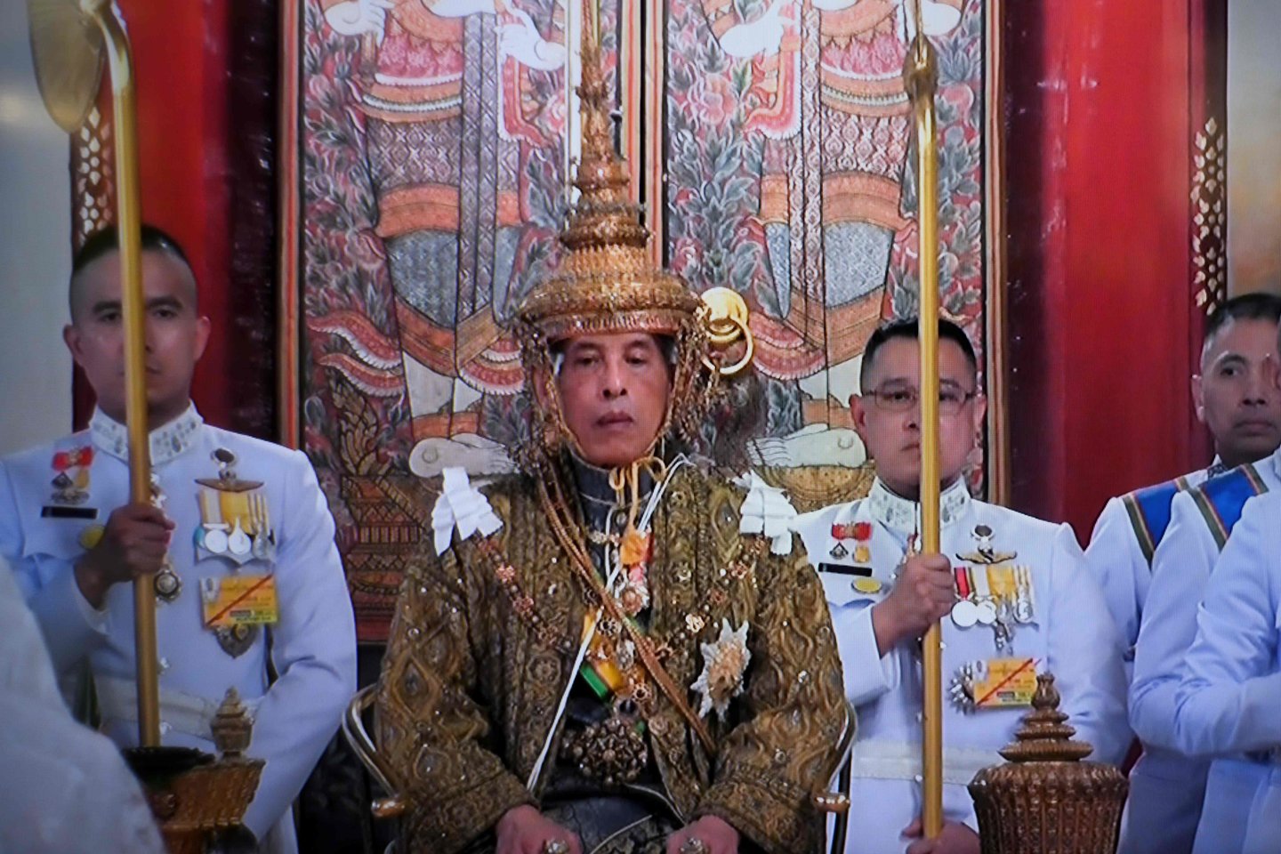 Brangakmeniais nusagstytus aukso spalvos drabužius vilkėjusiam 66 metų monarchui, dar žinomam kaip Rama X, buvo įteikta 7,3 kg sverianti Pergalės karūna.<br> AFP/Scanpix nuotr.