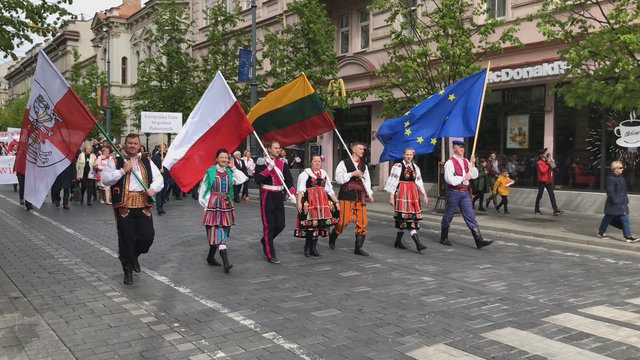 Lenkai surengė didžiulę šventę: Vilniuje – žygiuoja šimtai