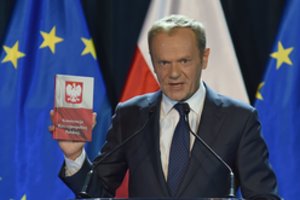 D. Tuskas, minint Konstitucijos dieną, rėžė, ką galvoja apie Lenkijos vyriausybę