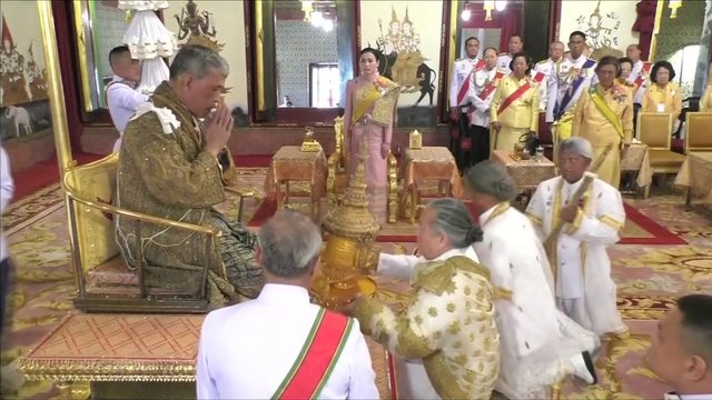 Tailande – auksu tviskanti ceremonija: šalis karūnuoja savo karalių