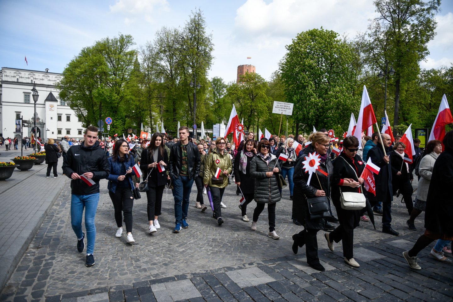 Pasipuošusi Lenkijos valstybinėmis spalvomis ir mosuodama vėliavomis Gedimino prospektu žygiavo lenkų bendruomenė.<br> D.Umbraso nuotr.