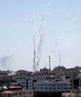 Izraelis atsakydamas į palestiniečių raketas uždaro Gazos Ruožo sienos perėjas 