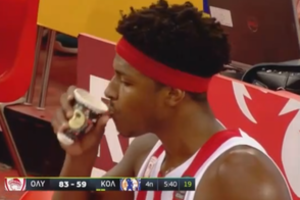 „Olympiakos“ krepšininkas rungtynių metu pasidarė kavos pertraukėlę