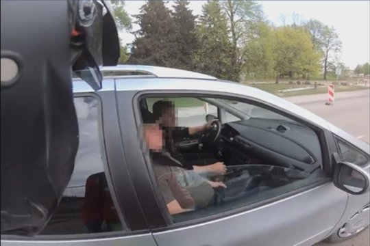Motociklininko susirėmimas su nuorūką išmetusiu vairuotoju įaudrino internautus