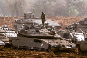 Izraelis siunčia papildomą tankų brigadą prie sienos su Gazos Ruožu