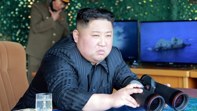 Šiaurės Korėjos lyderis karines pratybas stebėjo iš arti