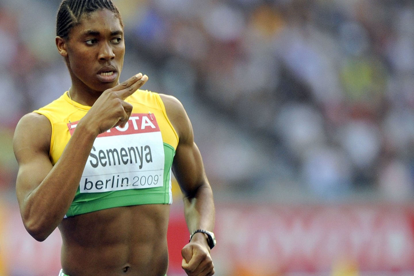  C.Semenya per 2009 metų pasaulio čempionatą Berlyne. Prieš jį sportininkei buvo atliktas lyties tyrimas, tačiau jai buvo pasakyta, kad tai buvo dopingo testas.<br> AFP/Scanpix nuotr.