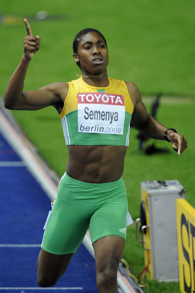  C.Semenya per 2009 metų pasaulio čempionatą Berlyne. Prieš jį sportininkei buvo atliktas lyties tyrimas, tačiau jai buvo pasakyta, kad tai buvo dopingo testas.<br> AFP/Scanpix nuotr.