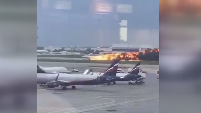 Maskvos Šeremetjevo oro uoste ore užsidegė keleivinis lėktuvas 