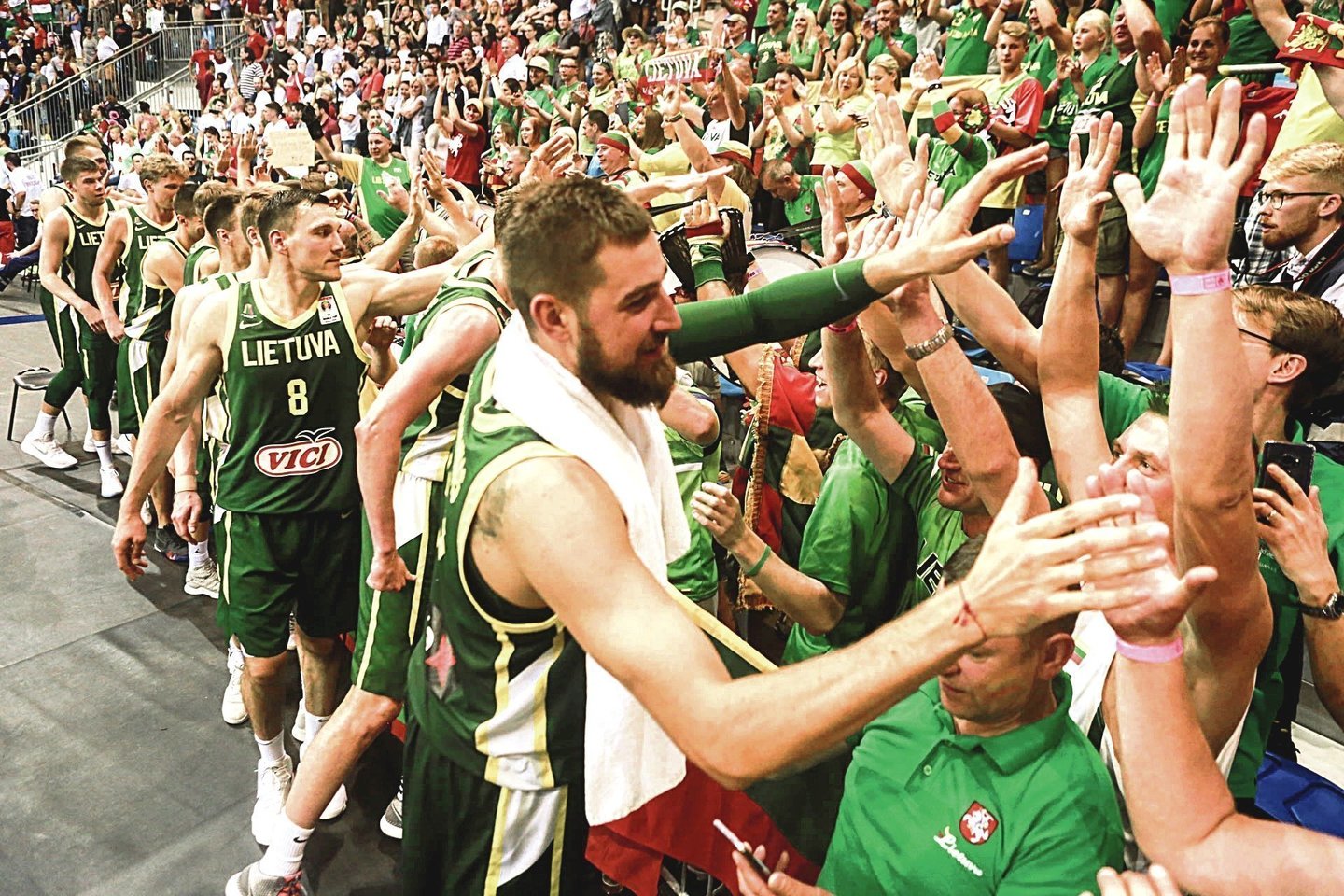 Jonas Valančiūnas turėtų būti vienu svarbiausiu Lietuvos rinktinės ginklu pasaulio čempionate, tačiau mūsų ekipai lažybininkai prognozuoja nykią ateitį<br>G.Bitvinsko nuotr.