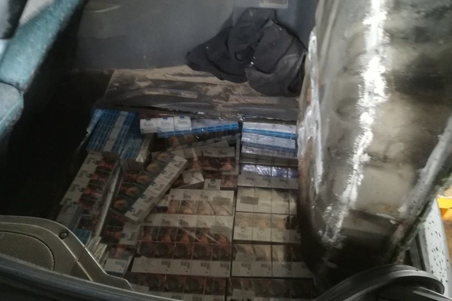 Baltarusis slėptuvėje į Lietuvą vežė 1800 pakelių cigarečių.