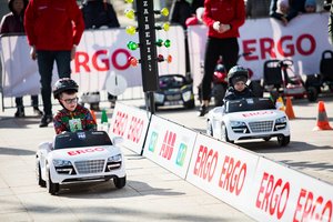 Vaikų elektromobilių lenktynėse – atkakli kova ir karštas tėvų palaikymas
