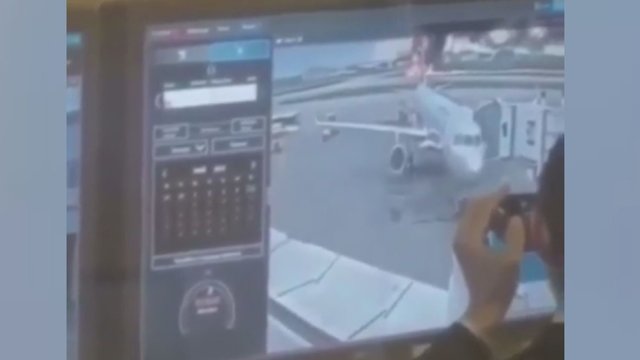 Paviešino, kaip oro uosto darbuotojai juokėsi iš Rusijoje liepsnojusio lėktuvo