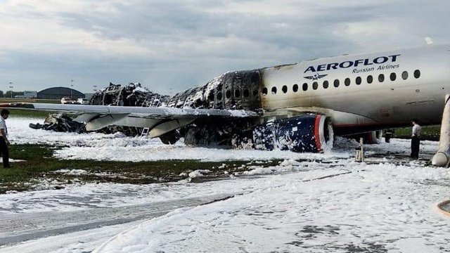Maskvoje sudužęs orlaivis per bandymus dužo ne kartą: žuvo dešimtys žmonių