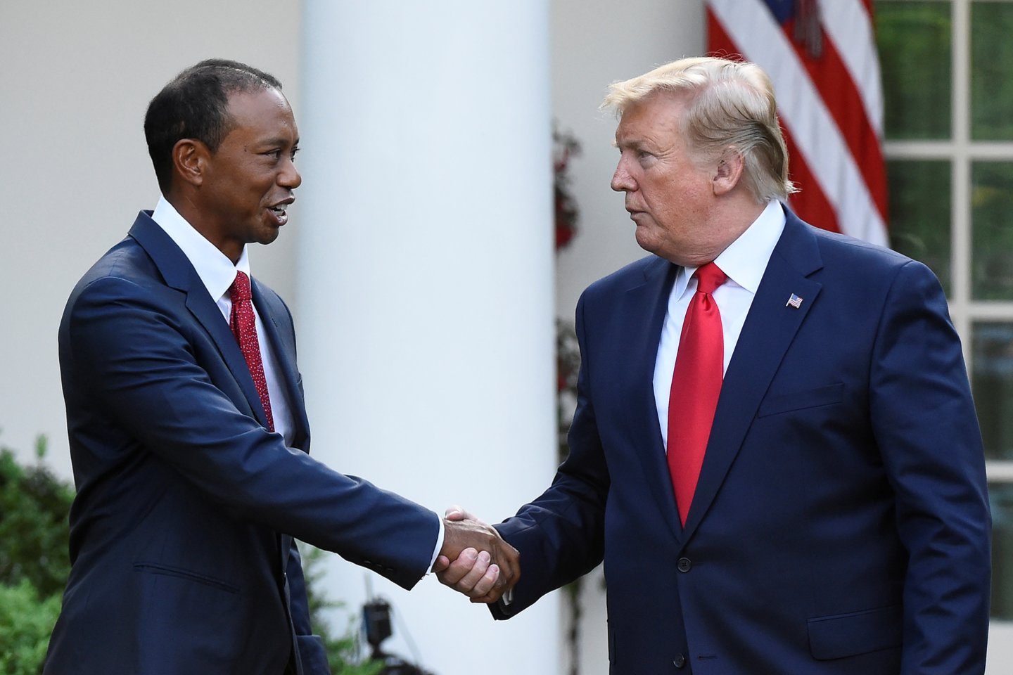  Legendinis golfo žaidėjas Tigeris Woodsas, neseniai atnaujinęs karjerą ir iškovojęs pergalę Meistrų turnyre, pirmadienį buvo apdovanotas Prezidento Laisvės medaliu per ceremoniją Baltuosiuose rūmuose, dalyvaujant prezidentui Donaldui Trumpui.<br> Reuters/Scanpix nuotr.