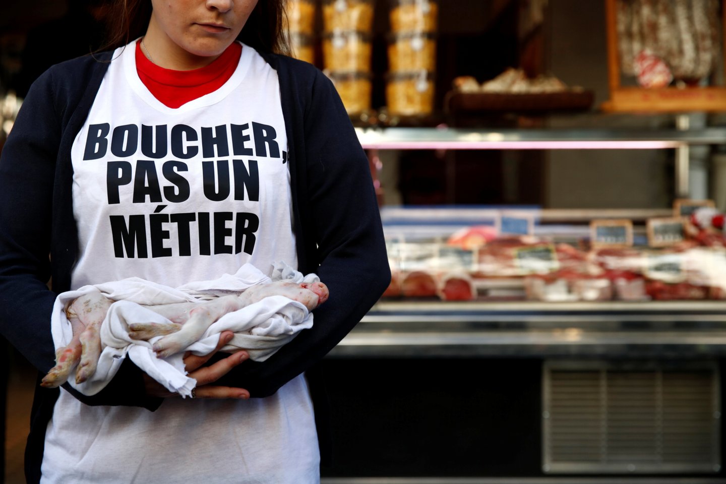  Paryžiuje pirmadienį sulaikyti du gyvūnų teisių gynėjai, savaitgalį apipylę vieną mėsininką ir jo parduotuvę Paryžiaus turgavietėje raudonu skysčiu, paskelbė prokurorai.<br> Reuters/Scanpix nuotr.