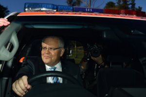 Į Australijos premjerą protestuotoja sviedė kiaušinį