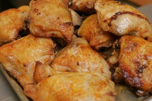 Teismui perduota 68 tonas nelegalios vištienos pardavusių įtariamųjų byla