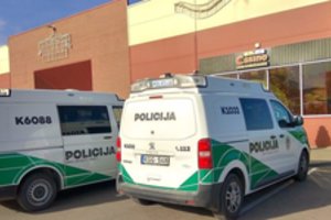 Įžūlus nusikaltimas Kėdainiuose: plėšikai lazdomis išdaužė lošimų saloną ir pagrobė pinigus