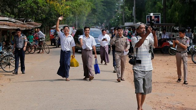 Mianmare po 511 dienų arešto paleisti „Reuters“ žurnalistai