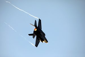 Japonija rado Ramiajame vandenyne sudužusio naikintuvo F-35 nuolaužų