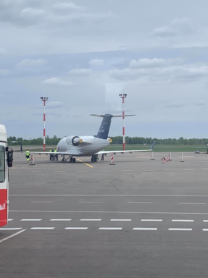 Oro uosto darbuotojai po incidento apžiūri lėktuvą.<br> Įvykio liudininku tapusio skaitytojo nuotr.