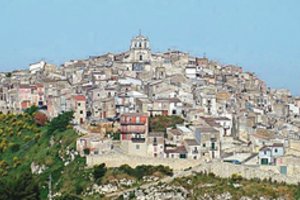 Tuštėjantis Italijos miestelis siūlo namus už eurą