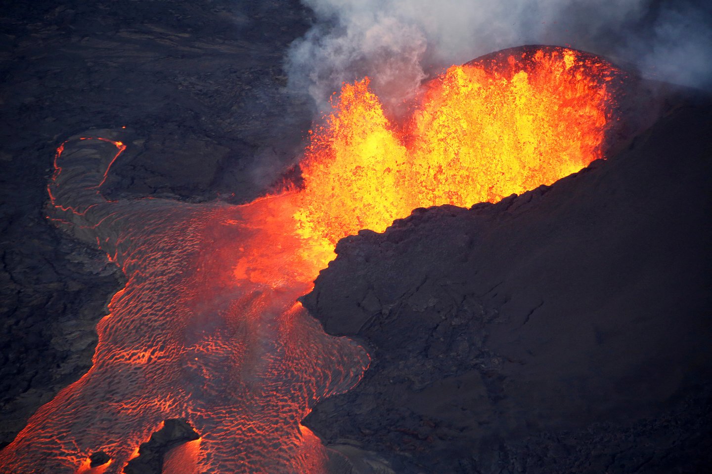  Turistas įkrito į vieną aktyviausių – Kilauėjos – ugniklanį Žemėje. Nuotraukojė – Kilauėja išsiveržimo metu.<br> Reuters / Scanpix nuotr.
