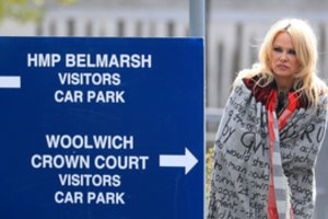 Pamela Anderson aplankė Londone kalintį „WikiLeaks“ įkūrėją