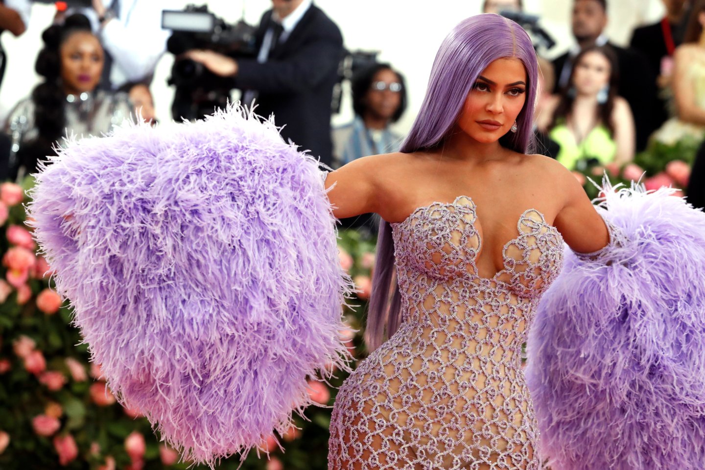 Kylie Jenner vakarui pasipuošė Versace suknele. <br>Scanpix nuotr. 