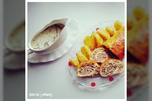 Idėja savaitgalio pietums: maltos kiaulienos ir sūrio vyniotinis