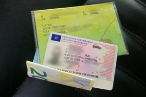 Kvailumo viršūnė: klaipėdiečiui grėsė 15 eurų bauda, bet jis pareigūnams davė 20 eurų kyšį