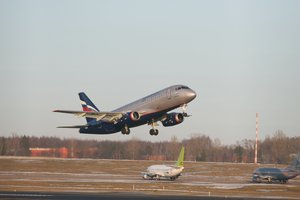 Iš Maskvos į Rygą turėjusiame skristi „Suchoj Superjet 100“ kilo panika dėl dūmų kvapo