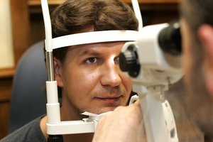 Akių gydytojai šokiruoti: regėjimo netikrinantys vairuotojai neįžiūri net automobilių numerių