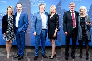 Pasipuošę svečiai rinkosi į Vilniaus rotušėje surengtą „Gala“ vakarienę