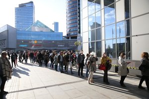 Prie balsavimo vietų nusidriekus eilėms, skelbia trečiosios išankstinio balsavimo dienos aktyvumą