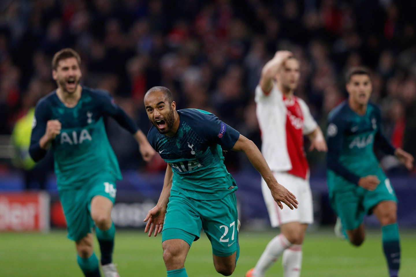  Fantastiškai per kėlinį atsitiesęs „Tottenham“ įveikė „Ajax“ komandą.  <br>AFP/Scanpix.com nuotr.