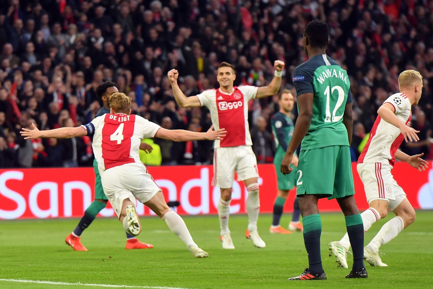  Fantastiškai per kėlinį atsitiesęs „Tottenham“ įveikė „Ajax“ komandą.  <br>AFP/Scanpix.com nuotr.