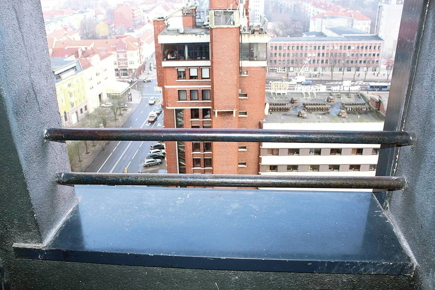 Šiame Klaipėdos viešbučio balkone manekenė praleido paskutines gyvenimo akimirkas. <br>G.Pilaičio nuotr.